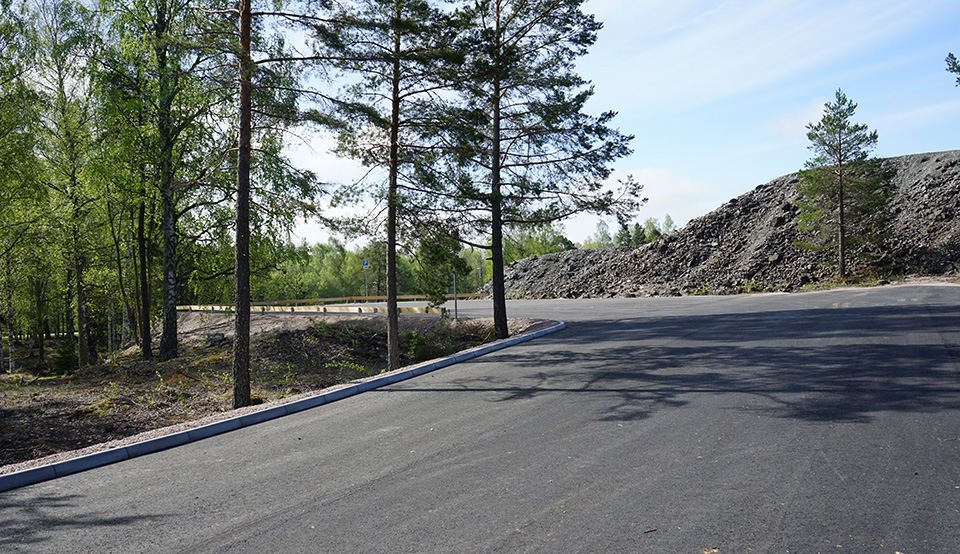 foto på den nedre parkeringen som nu är färdigasfalterad